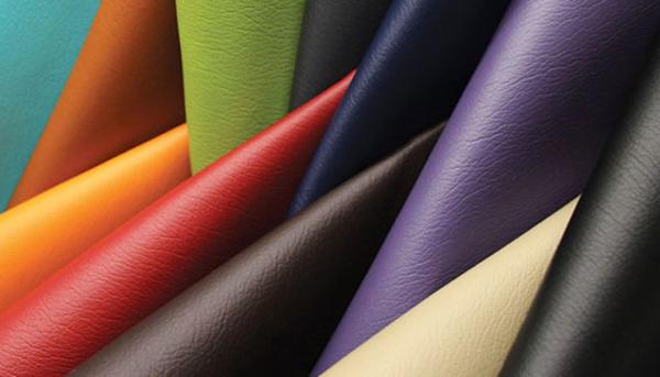 Vì tạo nên từ PVC nên simili có hơi mùi nhựa 
