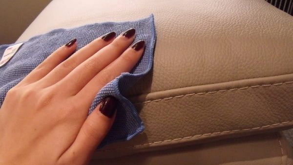 Chỉ cần tấm vải ẩm đã vệ sinh sản phẩm simili dễ dàng 