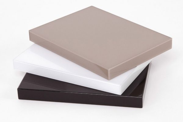 Tấm Acrylic có khá nhiều màu sắc từ tự nhiên đến vân gỗ