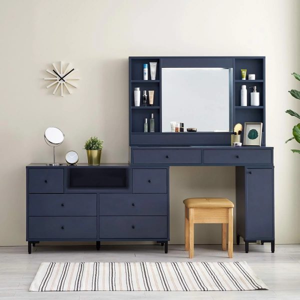 Những chiếc bàn trang điểm hiện đại mang đến một hơi hướng đầy sang trọng và thời thượng