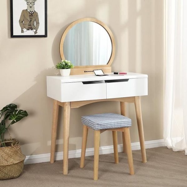 Chiếc bàn nhỏ xinh với thiết kế khá đơn giản, rất thuận tiện sử dụng mà không tốn diện tích căn phòng của bạn.