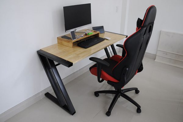 Bàn chơi game có mặt bàn làm bằng gỗ đang được nhiều game thủ sử dụng phổ biến, rộng rãi