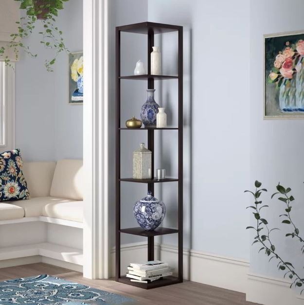Kệ trang trí góc giúp tiết kiệm không gian và diện tích bày trí cho bạn.