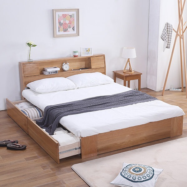 Kệ trang trí được tích hợp thêm chiếc giường ngủ hiện đại, sang trọng.