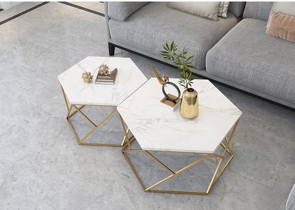Bàn sofa mặt bàn hình lục giác đôi giúp gia chủ bàn trí được nhiều món đồ hơn.